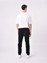 Pantalón jogger negro con cintura elástica ajustable con cordón y puños ajustados.