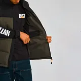 Chaleco acolchado Caterpillar con diseño bicolor en negro y verde oliva. Presenta cierre frontal completo, cuello alto, bolsillos laterales con cierre y logo de la marca estampado en el pecho.