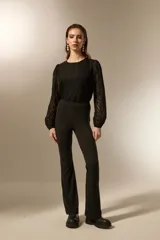 Calza de algodón con corte oxford y tiro alto, de color negro.