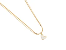 Collar de acero dorado con doble cadena y dije de corazón con interior de nácar.