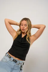 Top negro con cuello halter y drapeado, confeccionado en tejido de punto suave.