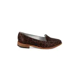Mocasines de cuero plateado con acabado texturado, diseño clásico con costuras visibles y vira de suela natural cosida. Cuenta con taco plano de 2 cm y plantilla anatómica.