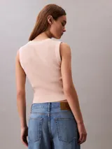 Sweater sin mangas de Calvin Klein confeccionado en tejido de punto de canalé con cuello redondo y ajuste slim. Presenta un diseño minimalista con detalle de logo bordado en el bajo.