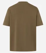 Remera de algod&oacute;n peruano color verde militar, de cuello redondo y manga corta, con dise&ntilde;o liso y corte b&aacute;sico.