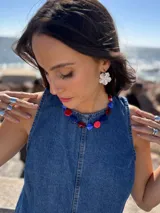 Collar corto con cuentas de cristal checo color rojo, azul y celeste, con cadena de acero quirúrgico y ganchito para regular el largo.