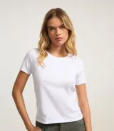 Remera básica blanca de media malla, con cuello redondo y manga corta.