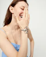 Pulsera rígida plateada con detalle de ojo.