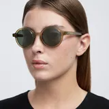 Lentes de sol redondos con montura color verde oliva y lentes verdes polarizadas. Fabricados con materiales bio-based G850 y patillas de propionato de celulosa. Protección UV400 - Categoría 3.