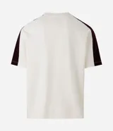 Remera de corte boxy color blanco off-white, con recortes laterales y en las mangas en color bordó. Presenta cuello redondo, mangas cortas y una estampa frontal centrada con el gráfico y la inscripción Overdrive.