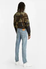 Jean de hombre Levi's modelo 512 Slim Taper ADV, color azul claro desgastado. Corte ajustado (slim) con talle medio y pierna que se estrecha hacia el tobillo (tapered).