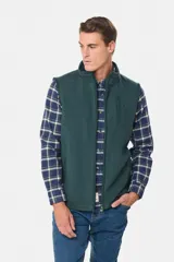 Chaleco deportivo rojo de polar con forro e interior en color azul combinado, cierre frontal y bolsillos delanteros con cierre metálico personalizado. Incluye dos bolsillos interiores con cierre y logo bordado en el pecho.