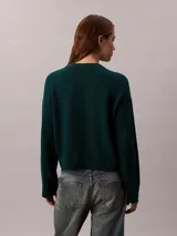Sweater Calvin Klein de punto color verde oscuro, confeccionado en algodón, con cuello redondo, manga larga y puños y bajo de canalé.