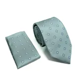 Conjunto de corbata y pañuelo de bolsillo en color verde agua con estampado de pequeñas flores blancas y azules.