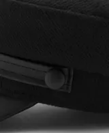 Gorro estilo baker boy de color negro, con diseño rígido y visera combinada en material sintético.