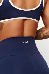 Short deportivo azul marino de cintura alta, con detalles de ribetes en color blanco en los laterales y en el contorno del ruedo.