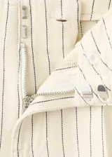 Bermuda de tejido de algodón estilo tejano vaquero, con diseño recto, tiro medio, trabillas, cuatro bolsillos y cierre oculto de ganchos y cremallera, con estampado de rayas.