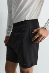 Pantalones cortos de entrenamiento 2 en 1 de color marrón, confeccionados por Zara Athleticz en tejido técnico ligero y elástico con malla interior. Cuenta con cintura elástica ajustable con cordón y bolsillos laterales.