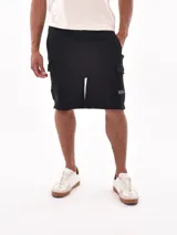Bermuda cargo negra con bolsillos laterales y pequeños detalles estampados.
