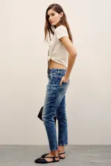Pantalón de jean de corte recto y tiro medio con efecto acid wash y roturas sutiles en los bolsillos traseros.