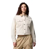Chaqueta Columbia modelo Acker Rock Twill de corte corto, color blanco con cuello en contraste color tostado y botones metálicos. Presenta bolsillos frontales en el pecho y bolsillos laterales de gran tamaño con solapa, además del logo bordado de la marca en el pecho.