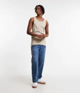 Musculosa masculina de cuello redondo, confeccionada en tejido acanalado de algodón con mezcla de poliéster y elastano. Diseño básico sin estampa, ideal para uso diario.