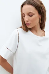 Remera blanca de algodón con mangas cortas y detalle de vainillas en los bordes.