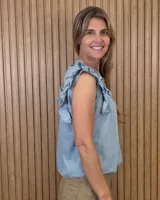 Musculosa color beige con cuello en V, alforzas frontales y mangas sin mangas con volados.