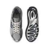 Championes adidas Response CL de estilo retro, confeccionados en una combinación de malla y gamuza en tonos grises. Presentan las icónicas tres tiras laterales en color gris oscuro, entresuela con tecnología adiPRENE para mayor amortiguación y suela de goma resistente.