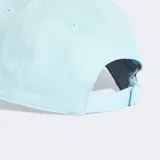 Gorra de béisbol Adidas color celeste claro, confeccionada en sarga de algodón. Presenta el logo de las tres barras bordado en blanco en el frente y tres franjas blancas en la visera precurvada.
