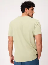 Remera de manga corta color azul, con cuello redondo y diseño clásico, confeccionada con un pequeño logo bordado en el pecho.