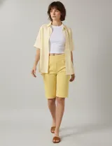 Bermuda color beige de gabardina elastizada, marca Ruby Rd. Tiene pretina ancha elastizada, bolsillos simulados en la parte delantera y bolsillos aplicados en la parte trasera.