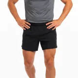 Short deportivo negro de hombre, con cintura elástica y corte por encima de la rodilla. Presenta un pequeño detalle reflectante en el lateral inferior derecho.
