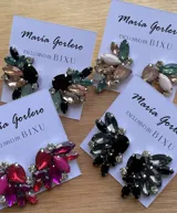 Aros colgantes con forma de flor, con piedras facetadas de diferentes tamaños y colores: verde, marrón, beige y cristal.