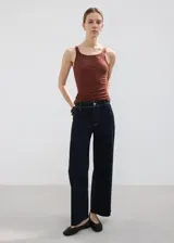 Jeans Catherin de corte recto y tiro medio, confeccionados en denim azul oscuro con costuras en contraste.