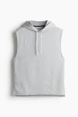 Buzo deportivo sin mangas color gris, confeccionado en tejido funcional DryMove™ que ayuda a absorber el sudor. Cuenta con capucha forrada en malla con cordón ajustable, corte estándar y bajo recto con aberturas laterales.