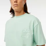 Camiseta verde claro de corte estándar con bordado en el pecho y estampado en la espalda.