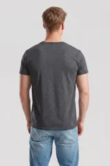 Remera de cuello redondo y manga corta, confeccionada en algodón de alta calidad con un diseño básico y versátil.