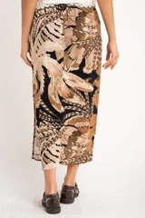 Falda larga con estampado de hojas en tonos beige, marrón y negro, con cintura elastizada y cordón ajustable.