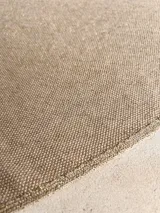 Bandana o turbante de punto fino color beige claro, con textura brillante o metalizada.