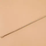 Pulsera de plata 925 de diseño minimalista y acabado pulido, con estructura rígida y cierre oculto.
