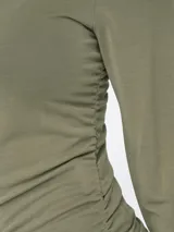 Top de manga larga color gris oscuro, con cuello redondo y diseño ajustado con fruncidos laterales en el cuerpo.