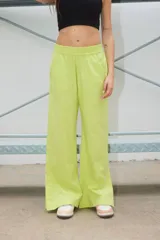 Pantalón semi oxford color verde lima, confeccionado en poplín 100% algodón, con cintura elastizada ancha, bolsillos delanteros, tiro medio y tajo en los laterales externos.