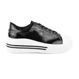 Championes urbanos color negro charol con plataforma blanca y cordones negros.