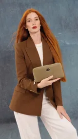 Billetera larga con cierre perimetral, confeccionada en material símil cuero color beige. Cuenta con múltiples compartimentos internos para tarjetas, billetes y un bolsillo con cierre para monedas.