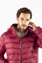 Campera puffer de hombre color azul oscuro, con diseño acolchado, cierre frontal completo, bolsillos laterales con cierre y capucha desmontable. Presenta logo de la marca estampado en el pecho y en la manga.