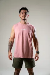 Musculosa de algodón elastizado color rosa con logo de la marca estampado en el pecho.