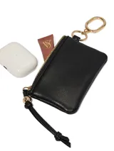 Llavero con monedero negro de cuero sintético, con cierre superior y herrajes metálicos dorados que incluyen una argolla para llaves.