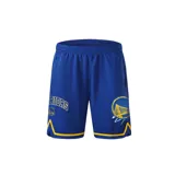Short de básquet azul con cintura elástica y cordón ajustable. Tiene el logo del equipo Golden State Warriors estampado en la pierna derecha y el nombre del equipo en la pierna izquierda.