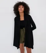 Saco negro largo con puntas alargadas, de tejido liviano.