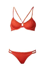 Conjunto de bikini de dos piezas color naranja con estampado botánico en tonos rojizos. El corpiño cuenta con aros, fruncidos en las copas y tirantes cruzados en la espalda. La bombacha es de corte clásico con tiras dobles en los laterales.